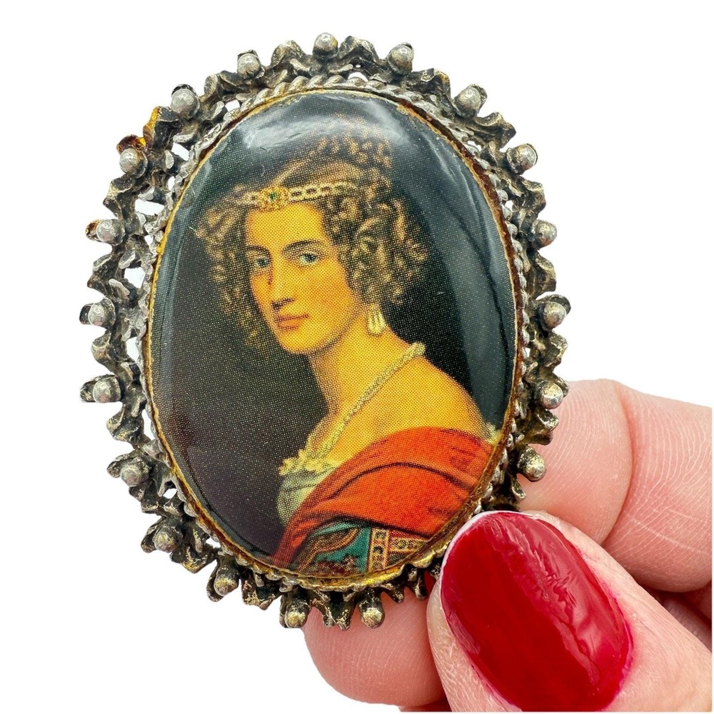 Vintage Cameo Style Noblewoman Portrait Brooch or Pendant – Ornately Framed